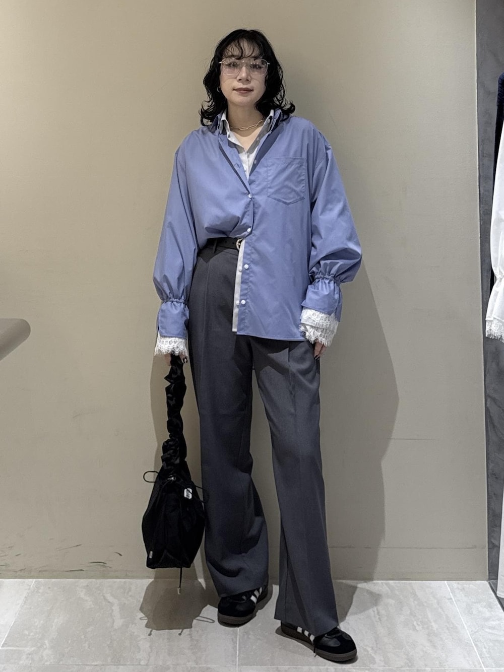 グレー系のその他パンツ、グレー系のシャツ/ブラウス、ブルー系のシャツ/ブラウスを着用したレディースの冬コーディネートの1枚目の写真