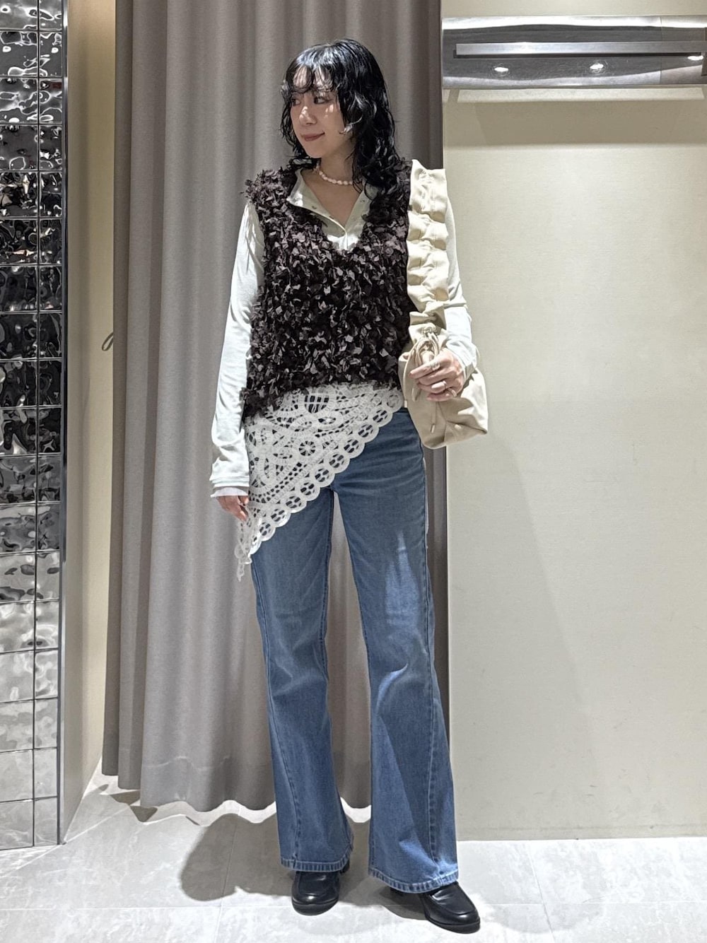 グリーン系のTシャツ/カットソー、ブルー系のデニムパンツ、ブラック系のローファーを着用したレディースの秋コーディネートの1枚目の写真