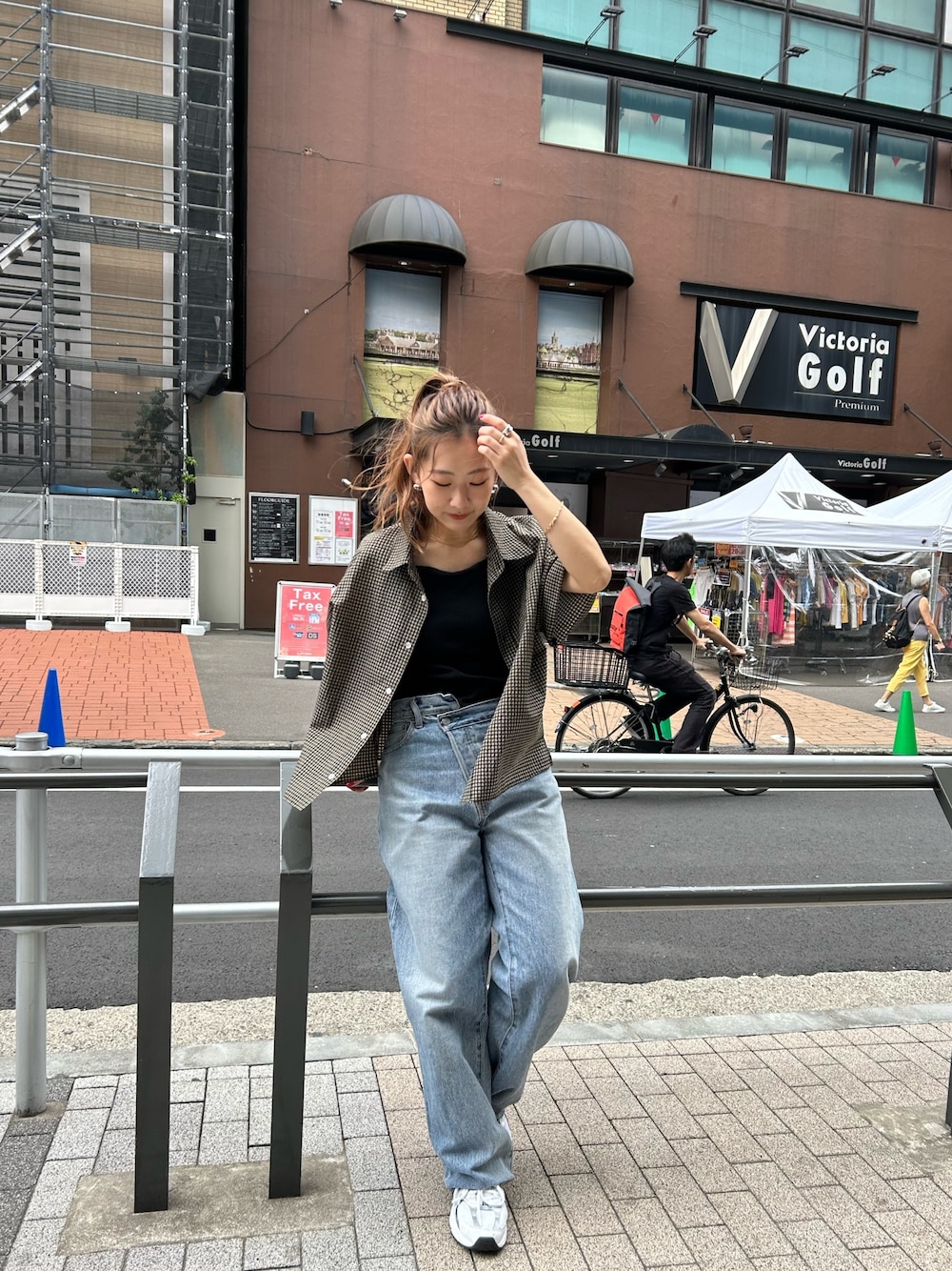 ベージュ系のシャツ/ブラウス、ブルー系のデニムパンツ、ブラック系のキャミソールを着用したレディースの夏コーディネートの1枚目の写真