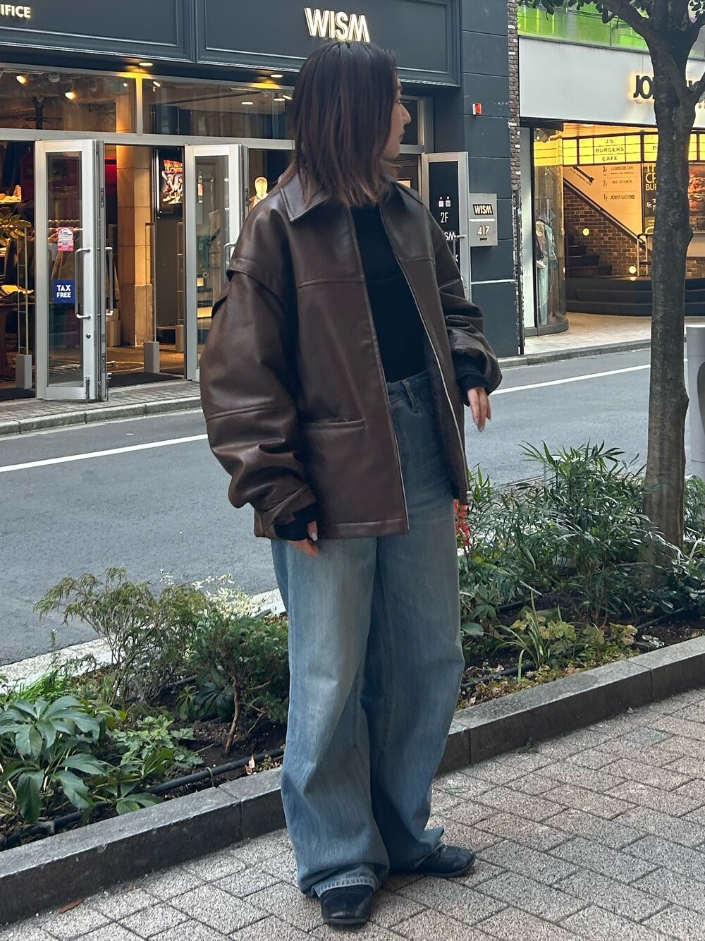 ブラウン系のブルゾン、ブルー系のデニムパンツ、ブラック系のTシャツ/カットソーを着用したレディースの冬コーディネートの1枚目の写真