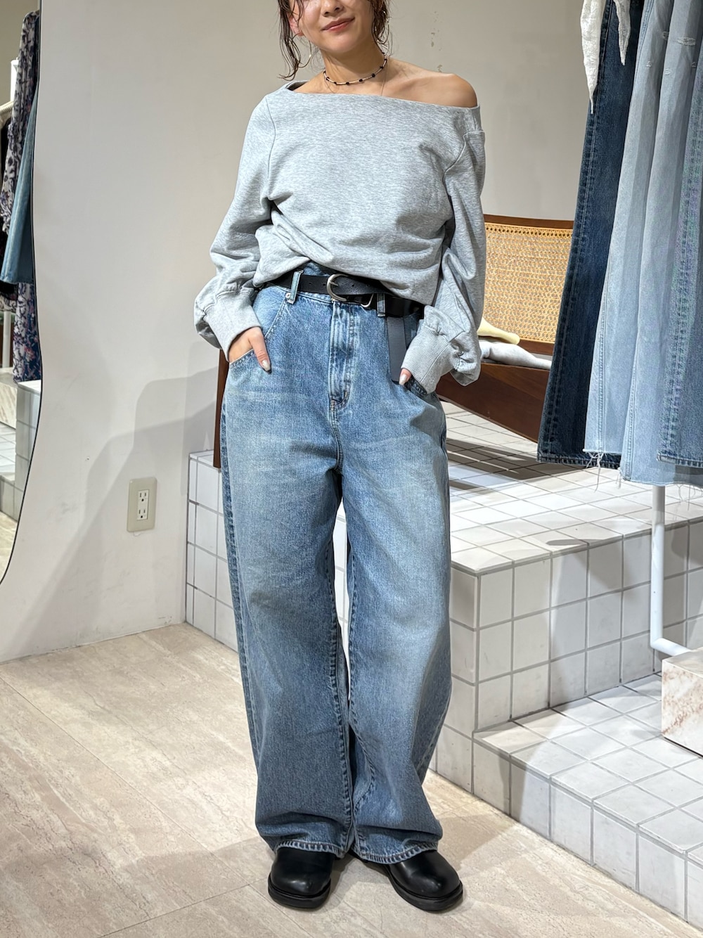 グレー系のTシャツ/カットソー、ブルー系のデニムパンツを着用したレディースの冬コーディネートの1枚目の写真