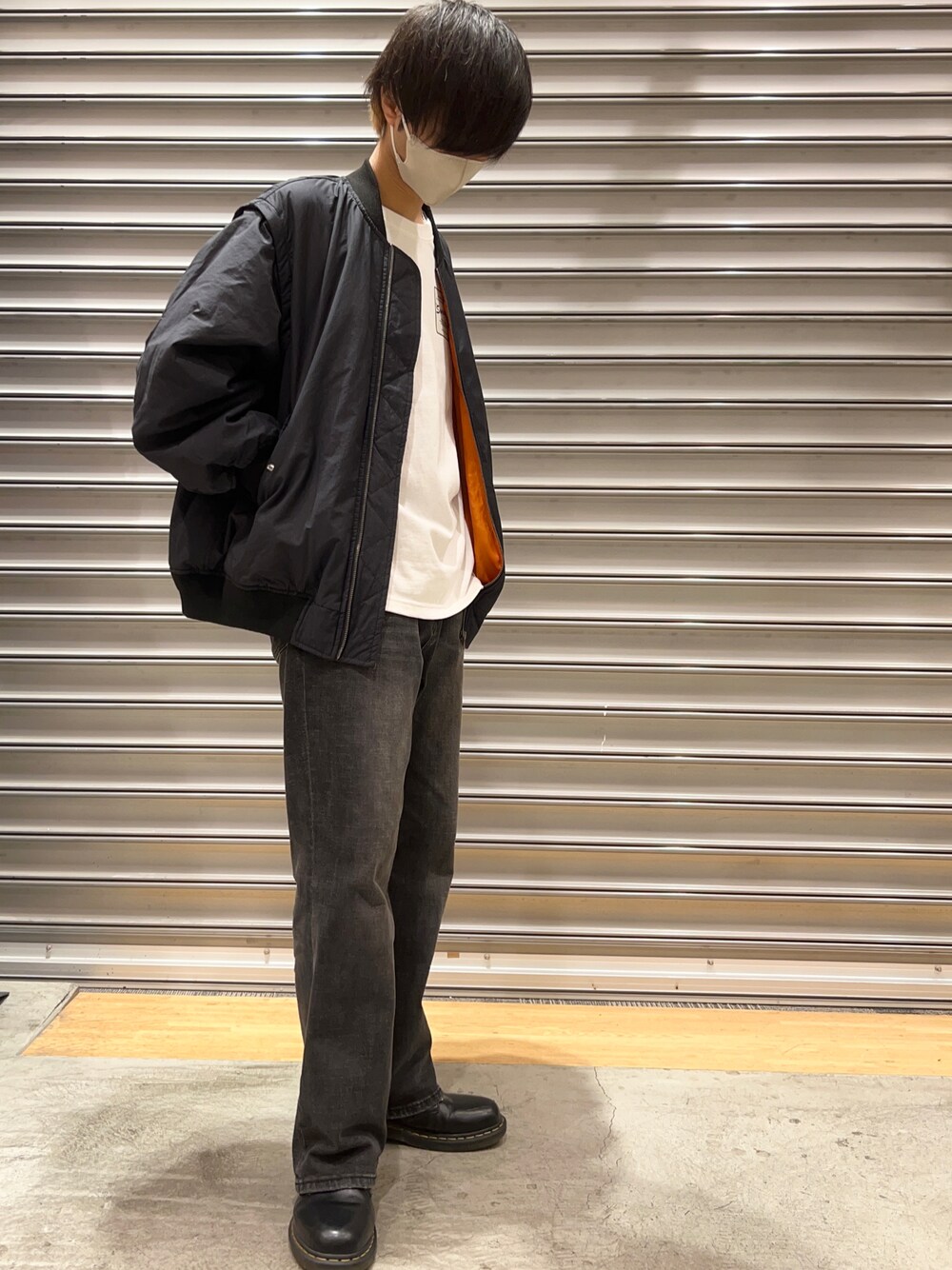「秋のコーデ、秋服、メンズファッション、黒、秋服コーデ、フレアパンツ、MA-1、CIAOPANIC TYPY、チャオパニックティピー(CIAOPANIC TYPY)、youngtypy、Dr.Martens」｜「CIAOPANIC TYPYの□【ユニセックス】2WAYボリュームスリーブMA‐1（MA-1、ブラック系）」を使った、あんどうさん（メンズ・171cm）の秋コーディネートの1枚目の写真