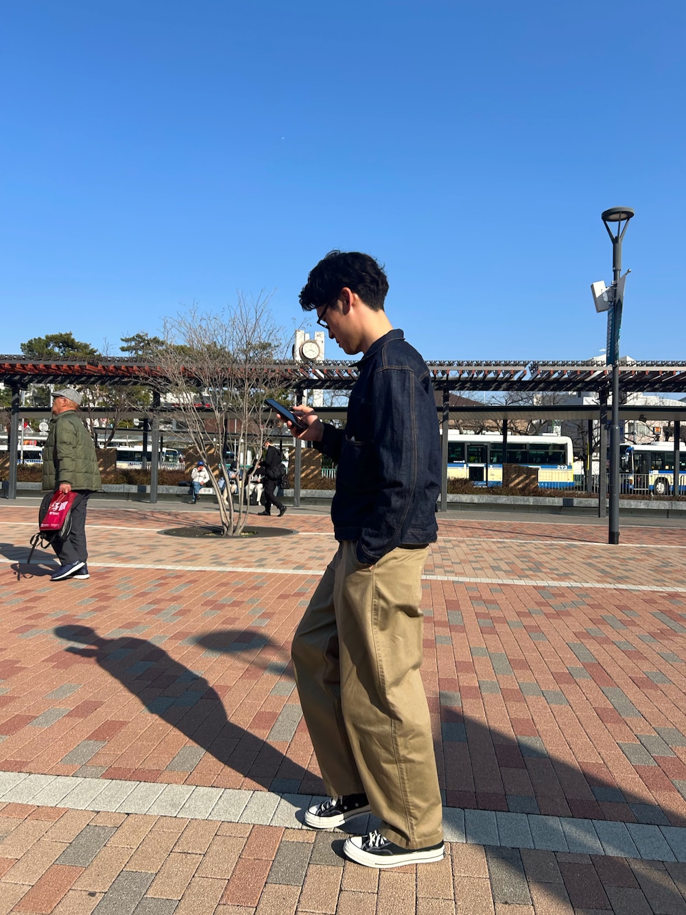 「JAPAN BLUE JEANSのアイテム（デニムジャケット、ブルー系）」を使った、りくさん（メンズ・178cm）の春コーディネートの1枚目の写真