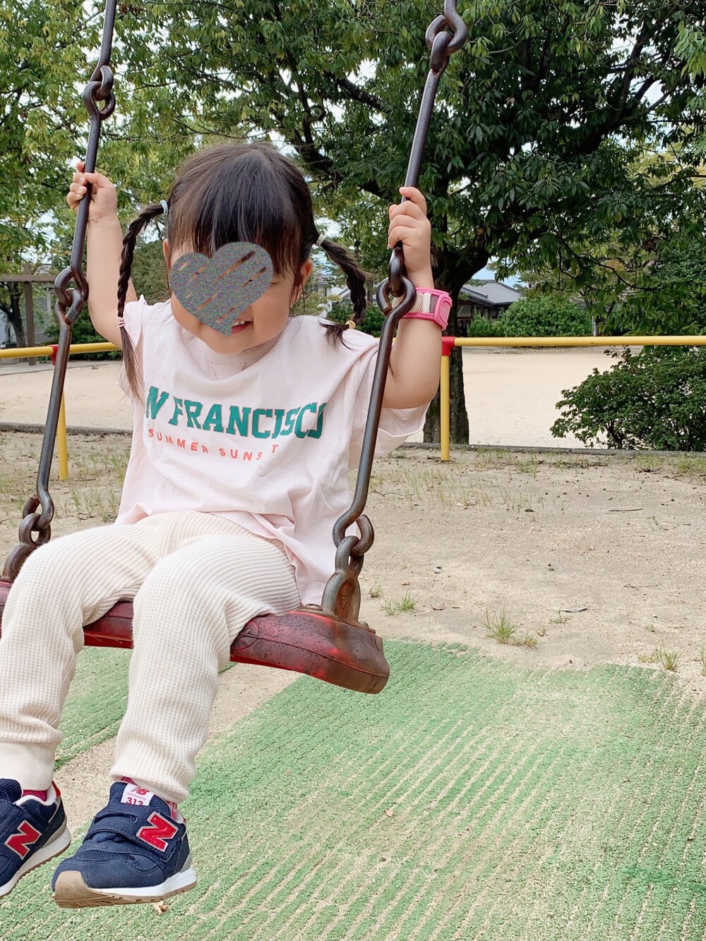「New Balance、2歳、3歳、女の子、キッズコーデ」｜「ZARA KIDSのアイテム（Tシャツ/カットソー、ピンク系）」を使った、tsumuさん（キッズ・90cm）の秋コーディネートの1枚目の写真