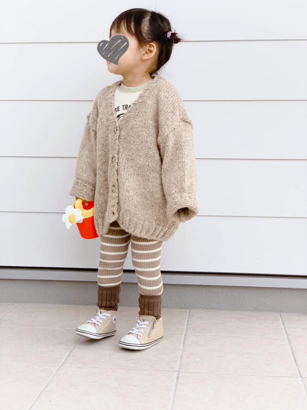 「キッズファッション、キッズコーデ、3歳、女の子、韓国子供服」｜「韓国子供服のアイテム（カーディガン/ボレロ、ブラウン系）」を使った、tsumuさん（キッズ・90cm）の秋コーディネートの1枚目の写真