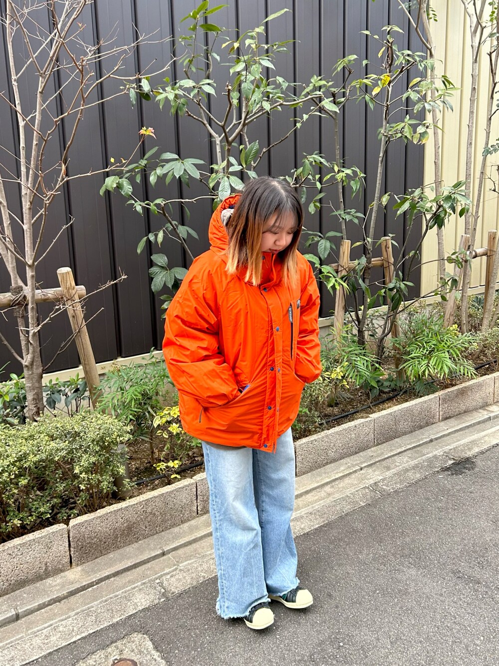 「休日スタイル、大人コーデ、シンプルスタイル、ootd、outfit、アウトドアスタイル、シンプル、オレンジ、ジャケット、スニーカーコーデ、デニム、冬コーデ、冬、WILDTHINGS」｜「WILD THINGSのマカルジャケット│MAKALU JACKET（その他アウター、オレンジ系）」を使った、akarionishiさん（レディース・158cm）の冬コーディネートの1枚目の写真