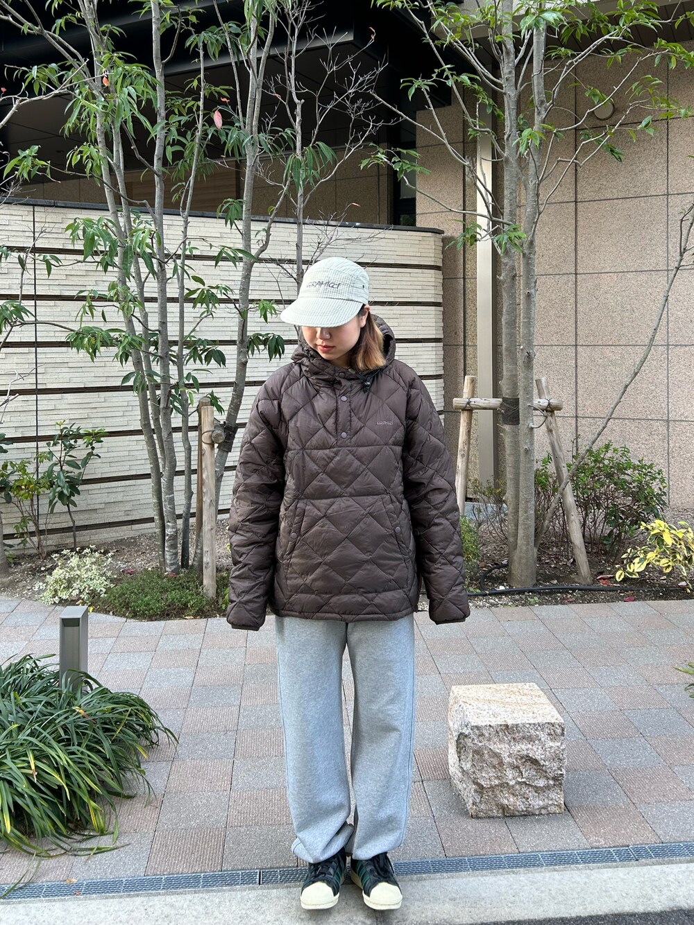 「オトナカジュアル、ダウンジャケット、大人かわいい、今日のコーデ、ootd、レイヤードスタイル、冬コーデ、ベージュ、ブラウン、キャップ、アウトドアスタイル、キャンプ、TAION、GRAMICCI」｜「GramicciのCHECKERED LONG BILL CAP | チェッカード ロングビルキャップ（キャップ、グリーン系）」を使った、akarionishiさん（レディース・158cm）の冬コーディネートの1枚目の写真