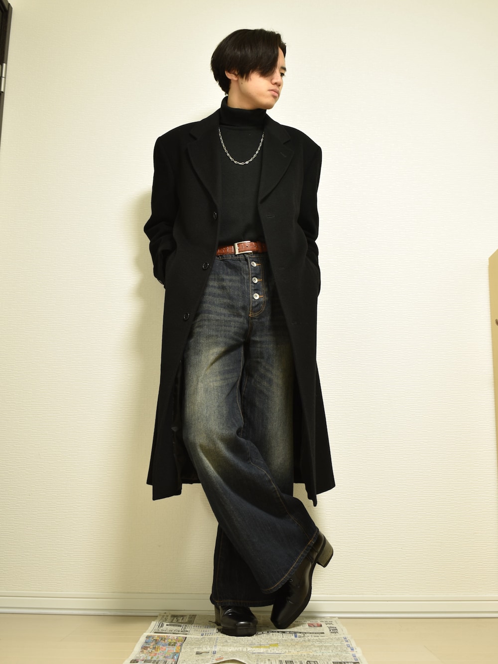「ロングコート、シンプルスタイル、大人コーデ、おしゃれさんと繋がりたい、古着MIX、古着、秋コーデ、秋冬コーデ、きれいめカジュアル、デニム、ワイドパンツ、フレアパンツ、レザー、ブーツ、革靴」｜「ADRERのextra quality turtle knit sweater/エクストラクオリティータートルニットセーター（ニット/セーター、ホワイト系）」を使った、KACCHAN   さん（メンズ・178cm）の秋コーディネートの1枚目の写真