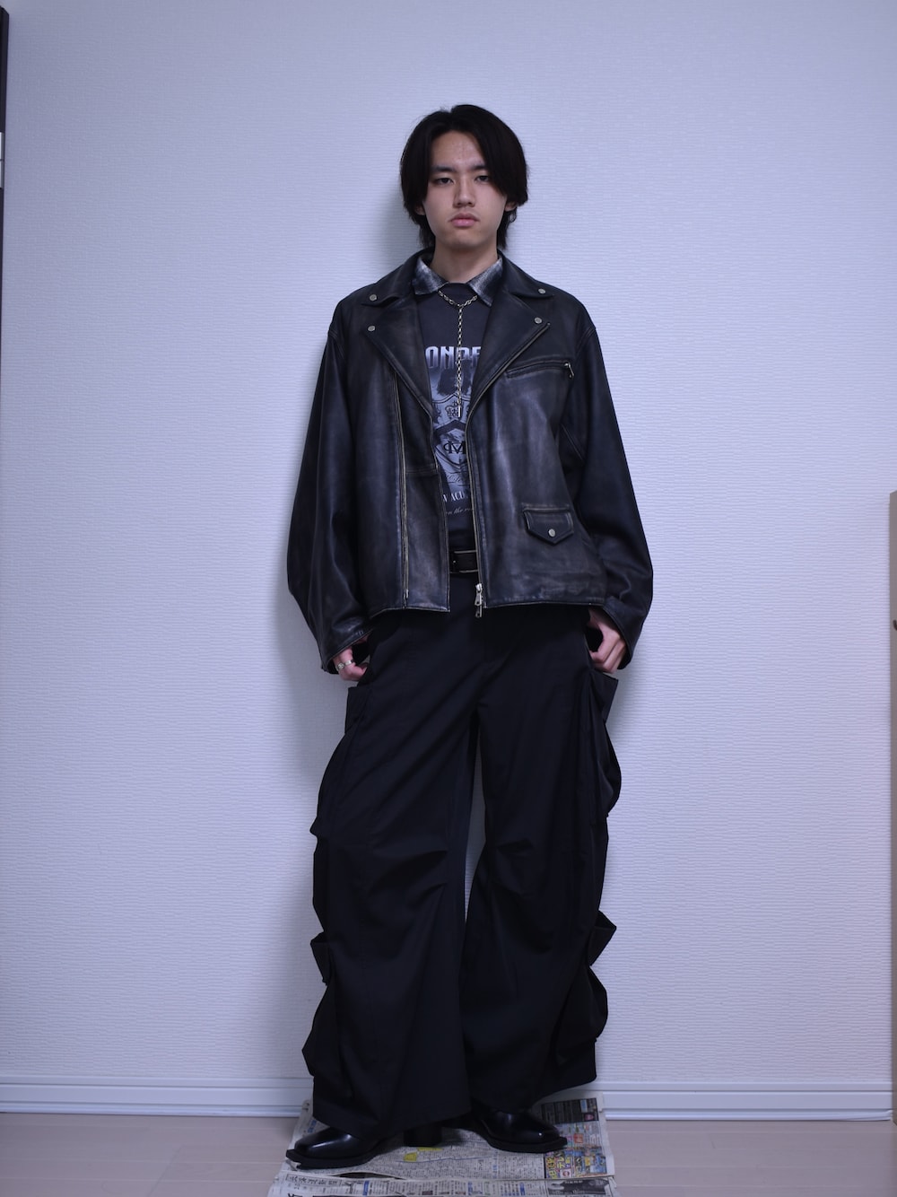 「モノトーン、ワイドパンツ、カーゴパンツ、春コーデ、レイヤードスタイル、カジュアル、オトナカジュアル、サブカル、ストリート、ライダースジャケット、革靴、ブーツ、ヒール、バンドT、チェック」｜「HAREのダブルポケットカーゴパンツ(HARE)（カーゴパンツ、ブラック系）」を使った、KACCHAN   さん（メンズ・178cm）の春コーディネートの1枚目の写真