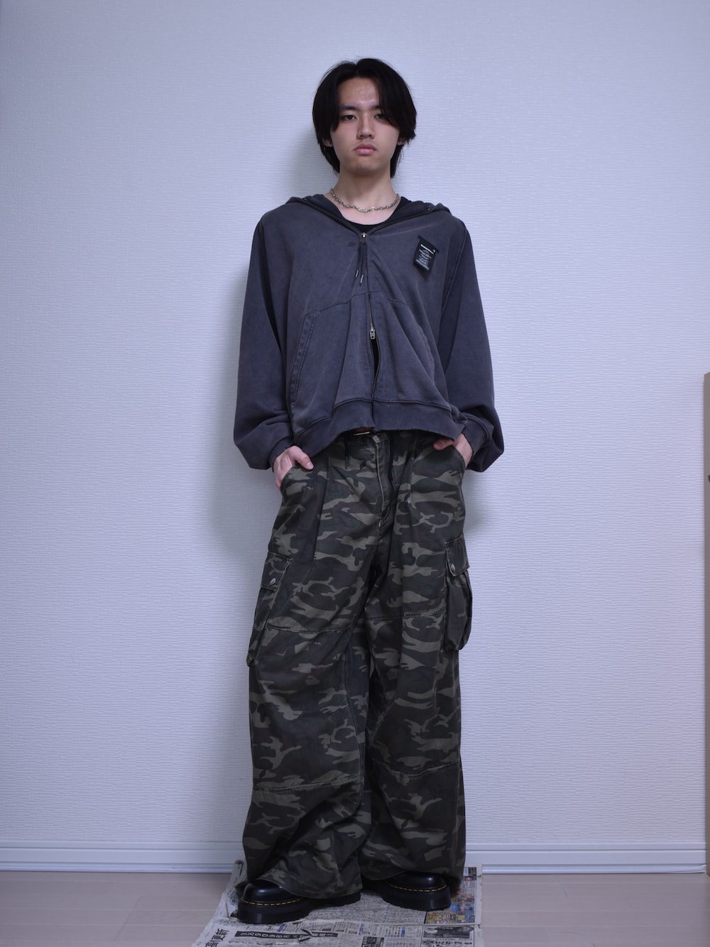 「カジュアル、ストリート、オトナカジュアル、ラフ、カーゴパンツ、ワイドパンツ、迷彩、パーカー、革靴、ブーツ、春コーデ、レイヤードスタイル、タンクトップ、シルバーアクセサリー、シンプルコーデ」｜「MASONPRINCEの品質タグプリント ダブルZIPパーカー WY6216【MASONPRINCE × THE GOD PARTICLE】（パーカー、グレー系）」を使った、KACCHAN   さん（メンズ・178cm）の春コーディネートの1枚目の写真