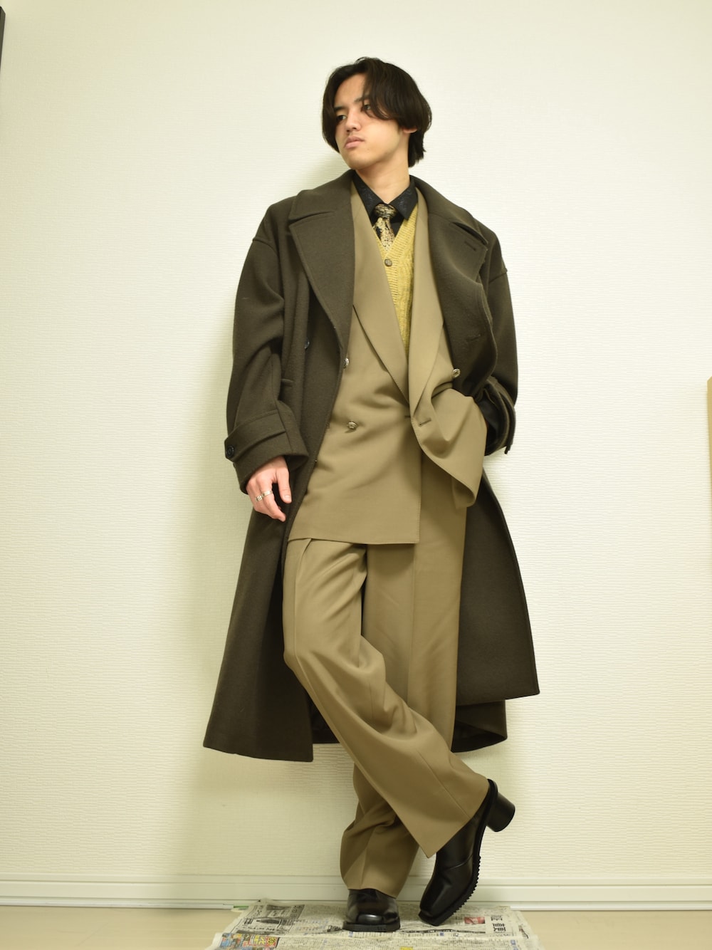 「冬コーデ、ロングコート、スーツスタイル、革靴、古着MIX、古着、ネクタイ、シャツスタイル、ニット、ベスト、スラックス、ジャケット、レイヤードスタイル、キレイめ、お洒落さんとつながりたい」｜「NINA RICCIのアイテム（スラックス、ベージュ系）」を使った、KACCHAN   さん（メンズ・178cm）の冬コーディネートの1枚目の写真