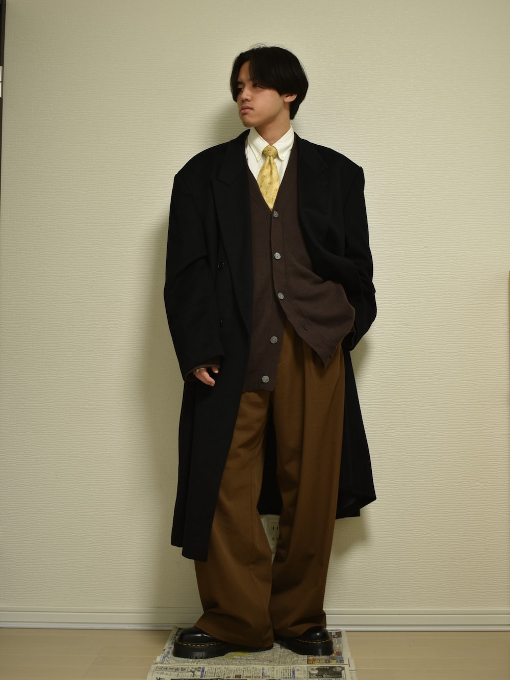 「真冬のあったかスタイル、冬コーデ、古着MIX、古着、きれいめカジュアル、おしゃれさんと繋がりたい、オーバーサイズ、レイヤードスタイル、シンプルコーデ、シャツスタイル、革靴、ブーツ、ネクタイ、ニット、カーディガン」｜「MASONPRINCEの1タックワイドシルエットスラックス SK2050 【MASONPRINCE】（スラックス、ブラウン系）」を使った、KACCHAN   さん（メンズ・178cm）の冬コーディネートの1枚目の写真