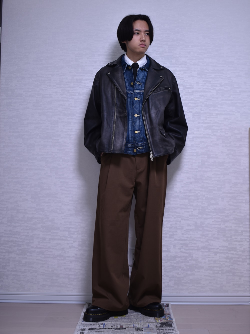 「古着MIX、春コーデ、冬コーデ、春服、カジュアルスタイル、キレイめカジュアル、革靴、スラックス、ワイドパンツ、大人コーデ、デニムジャケット、アメカジ、レイヤードスタイル、古着コーデ、アースカラー」｜「MAISON SPECIALの《UNISEX》Sheep Leather Prime-Over Double Rider Jacket/シープレザープライムオーバーダブルライダージャケット【MAISON SPECIAL/メゾンスペシャル】（ライダースジャケット、ブラック系）」を使った、KACCHAN   さん（メンズ・178cm）の春コーディネートの1枚目の写真