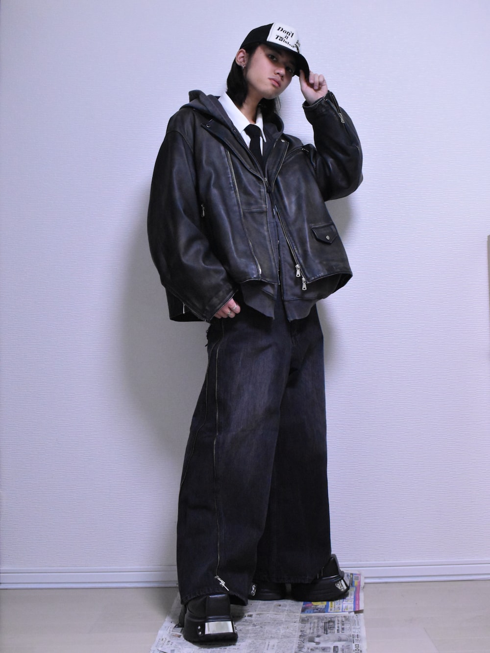 ブラック系のライダースジャケット、ブラック系のデニムパンツ、ブラック系のドレスシューズを着用したメンズの冬コーディネートの1枚目の写真