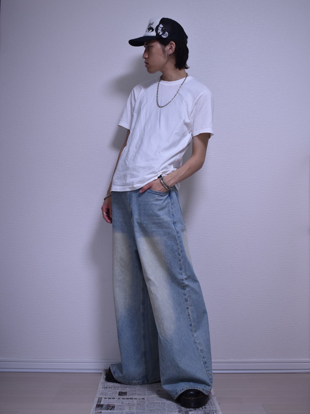 「夏ルックで気分アップ、デニム、ワイドパンツ、フレアパンツ、白Tシャツ、夏コーデ、シンプルコーデ、カジュアル、きれいめカジュアル、革靴、ブーツ、古着MIX、古着、シルバーアクセサリー、メンズファッション」｜「UNIQLOのアイテム（Tシャツ/カットソー、ホワイト系）」を使った、KACCHAN   さん（メンズ・178cm）の夏コーディネートの1枚目の写真
