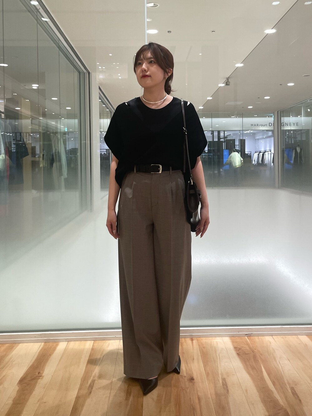 「春服コーデ、大人コーデ、パンツコーデ、キレイめカジュアル、大人かわいい、プルオーバー、夏コーデ、タンクトップ、大人カジュアル、タックパンツ、ワイドパンツ」｜「Whim Gazetteのホールガーメントプルオーバー（ニット/セーター、ブラック系）」を使った、RIRI_WHIMさん（骨格ウェーブ・レディース・158cm）の春コーディネートの1枚目の写真