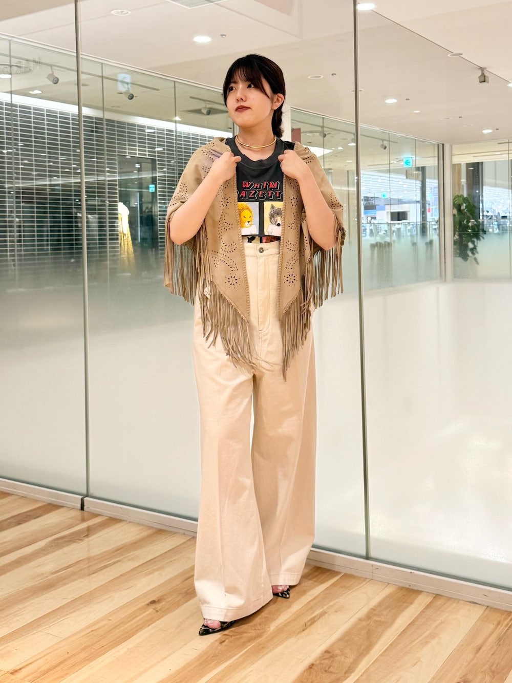 ブラック系のTシャツ/カットソー、ホワイト系のチノパンツ、イエロー系のサンダルを着用したレディースの夏コーディネートの1枚目の写真