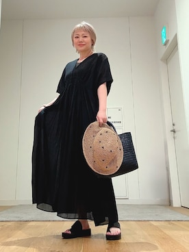 「URBAN RESEARCH DOORS（アーバンリサーチドアーズ）のピンタックギャザーワンピース（ワンピース、ブラック系）」を使った、あおばさん（レディース・152cm）の夏コーディネート