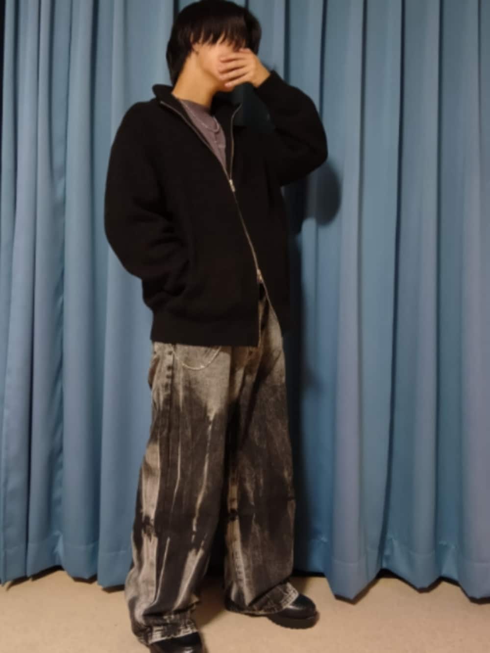 グレー系のデニムパンツ、ブラック系のブーツ、パープル系のTシャツ/カットソーを着用したメンズの秋コーディネートの1枚目の写真