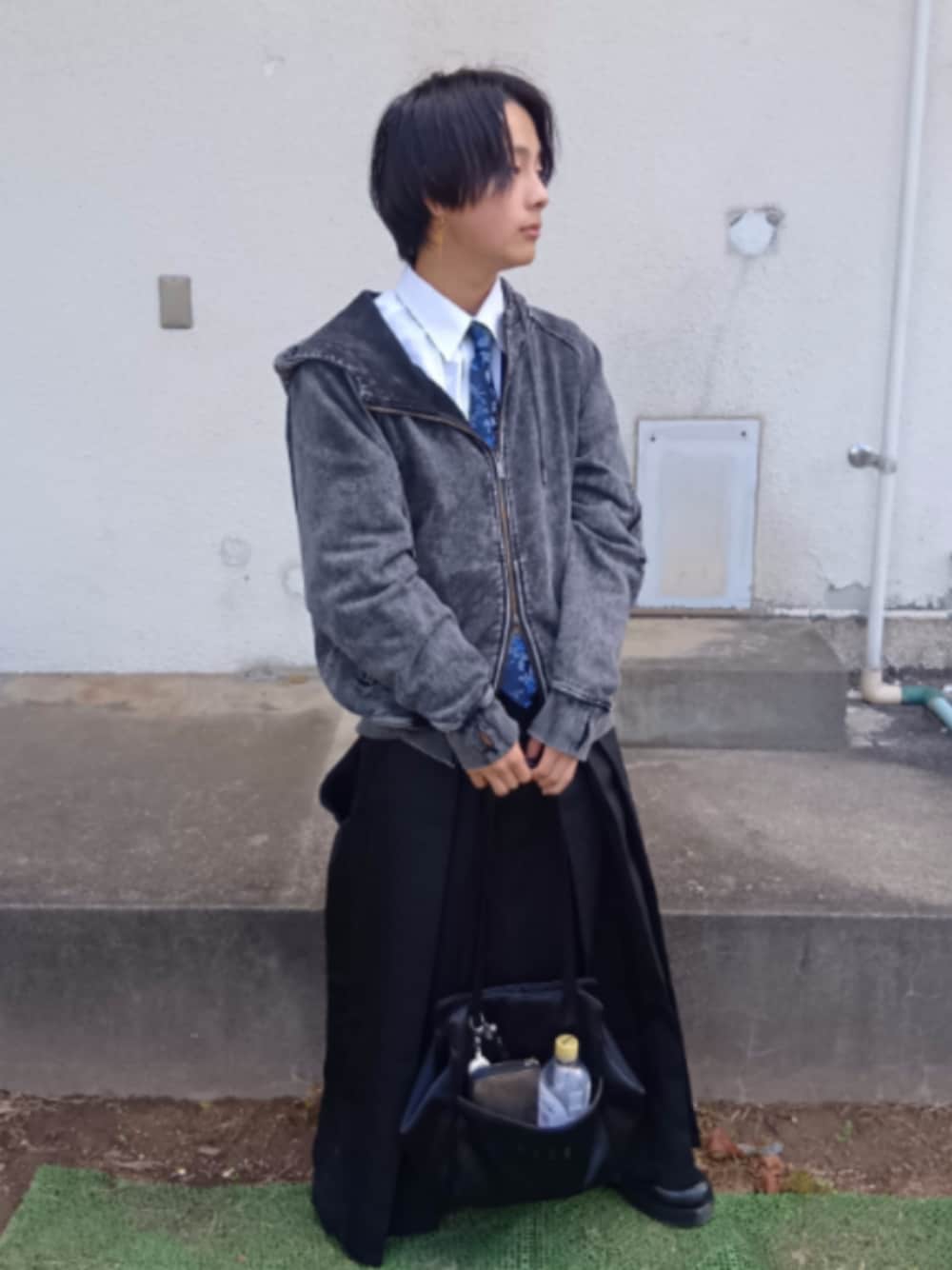 ホワイト系のビジネスシャツ、ブルー系のネクタイ、グレー系のパーカーを着用したメンズの秋コーディネートの1枚目の写真