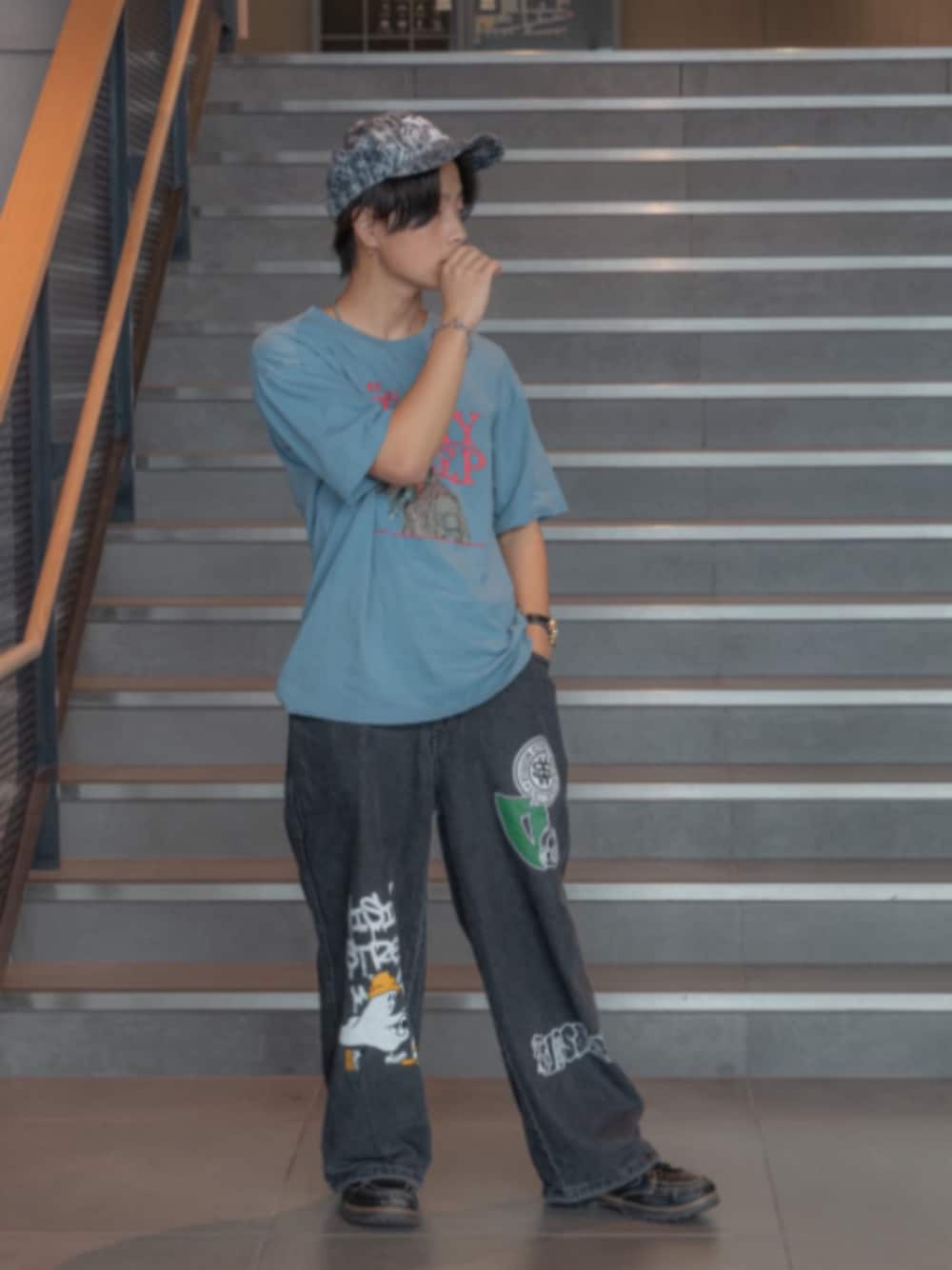 ブラック系のデニムパンツ、ブルー系のTシャツ/カットソー、グレー系のキャップを着用したメンズの秋コーディネートの1枚目の写真