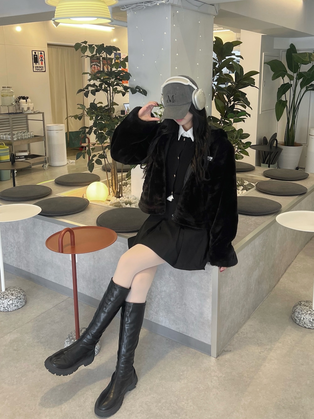 「冬アウター、モノトーンコーデ、カフェ、adidas、冬、高身長女子、ブーツスタイル、ブラック」｜「adidas Originalsの【adidas Originals/アディダス オリジナルズ】adidas Originals/R.Y.V. ジャケット/エコファージャケットフード付き/GD3965（ブルゾン、ブラック系）」を使った、mimini2さん（骨格ストレート・レディース・170cm）の冬コーディネートの1枚目の写真