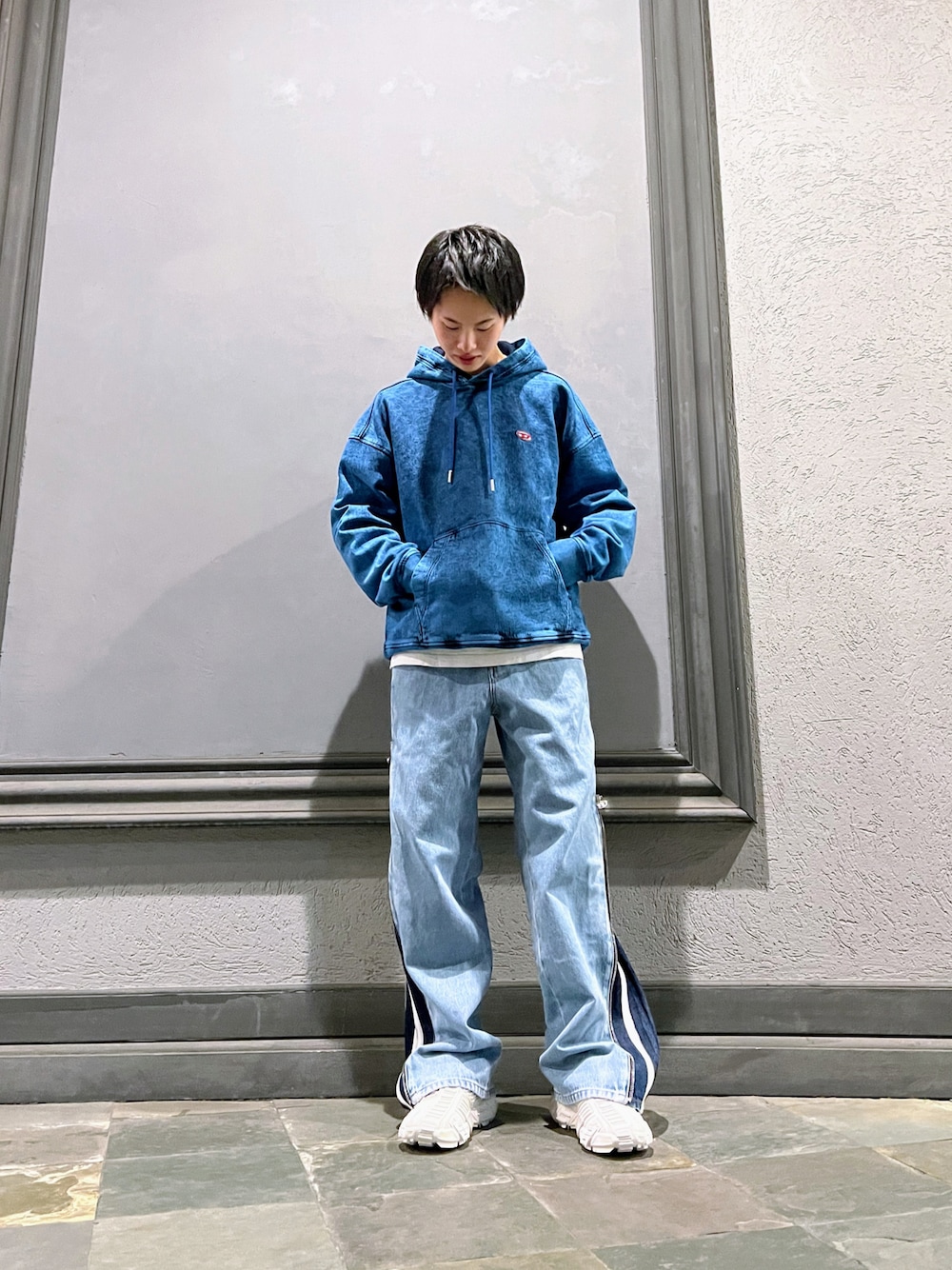 「Diesel、ディーゼル、デニム、デニムパンツ、デニムコーデ、オーバーサイズ、ブルー、春コーデ、スニーカー、大人カジュアル」｜「DIESELのDIESEL SS22 メンズ パーカー オーバーサイズ スウェットデニム（パーカー、ブルー系）」を使った、KAKERUさん（メンズ・175cm）の春コーディネートの1枚目の写真
