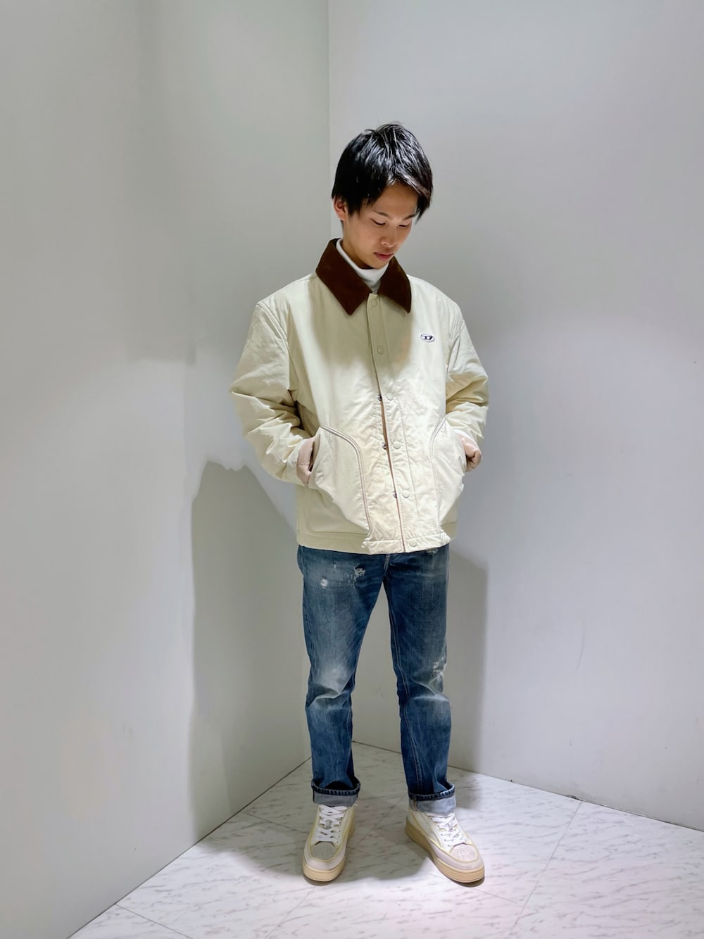 「Diesel、11月、デニム、キレイめ、コーチジャケット」｜「DIESELのメンズ ジャケット コーチジャケット（ブルゾン、ホワイト系）」を使った、KAKERUさん（メンズ・175cm）の秋コーディネートの1枚目の写真