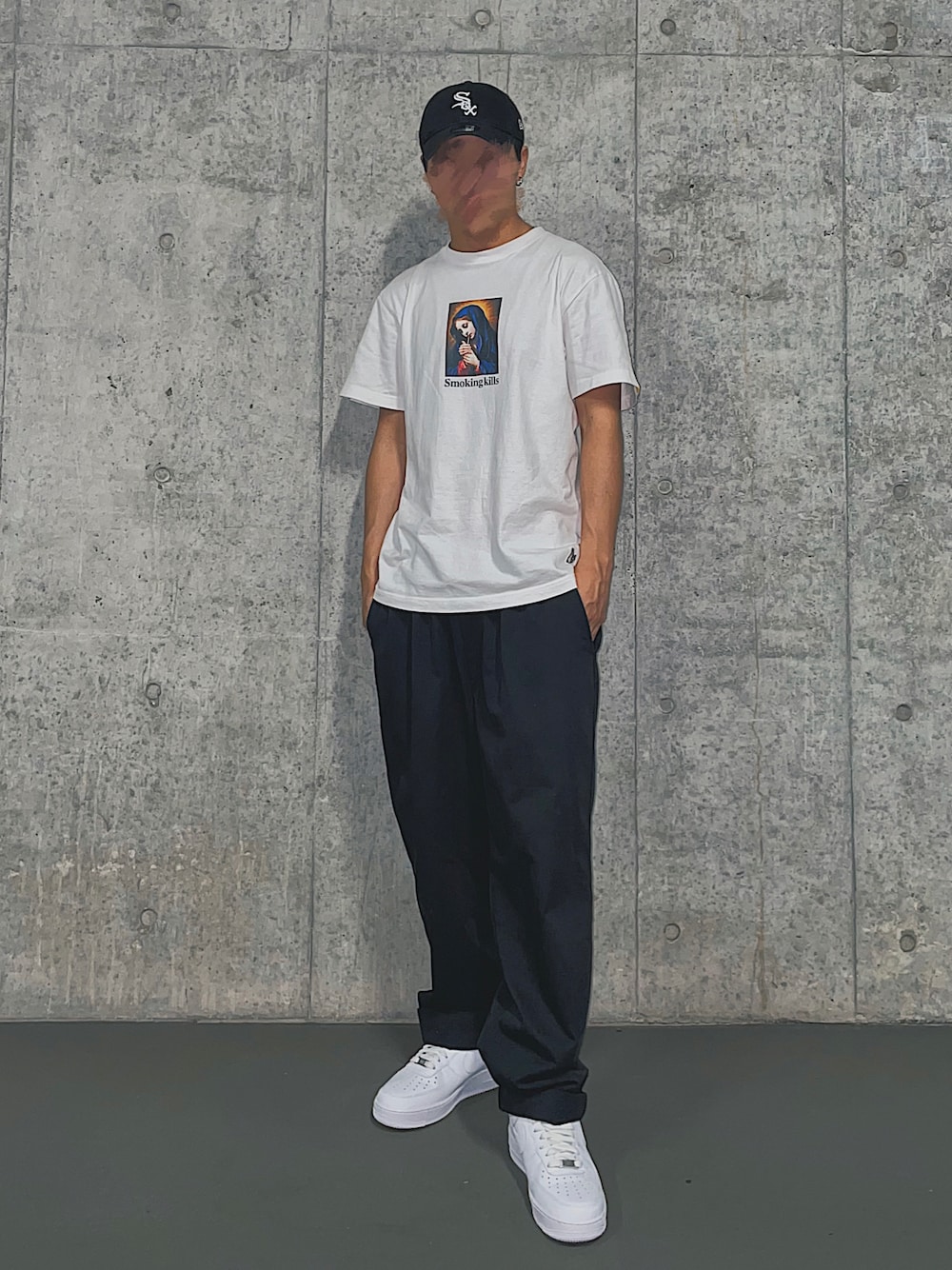 ホワイト系のスニーカー、ブラック系のカーゴパンツ、ホワイト系のTシャツ/カットソーを着用したメンズの秋コーディネートの1枚目の写真