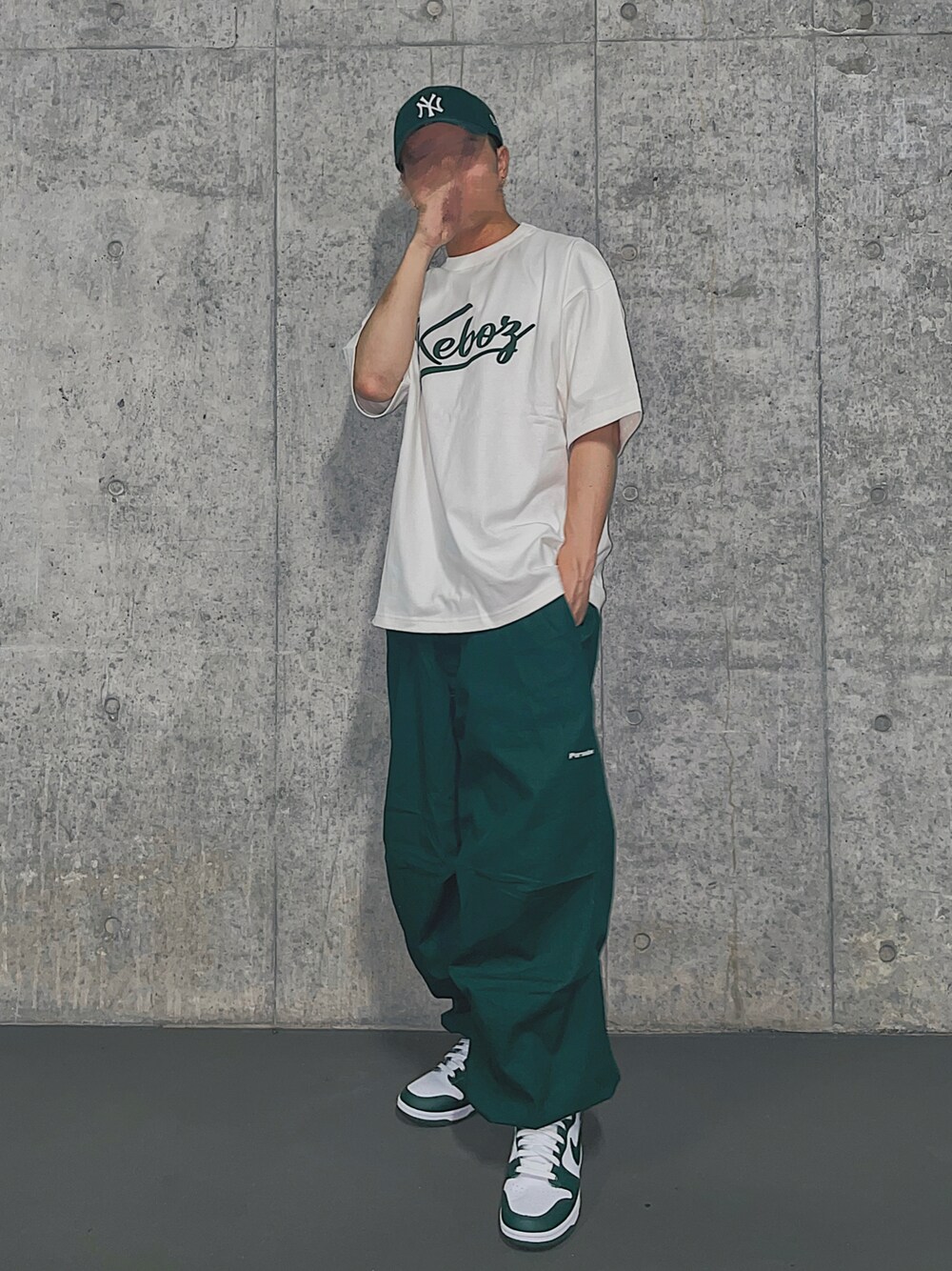 ホワイト系のTシャツ/カットソー、グリーン系のその他パンツ、グリーン系のスニーカーを着用したメンズの夏コーディネートの1枚目の写真
