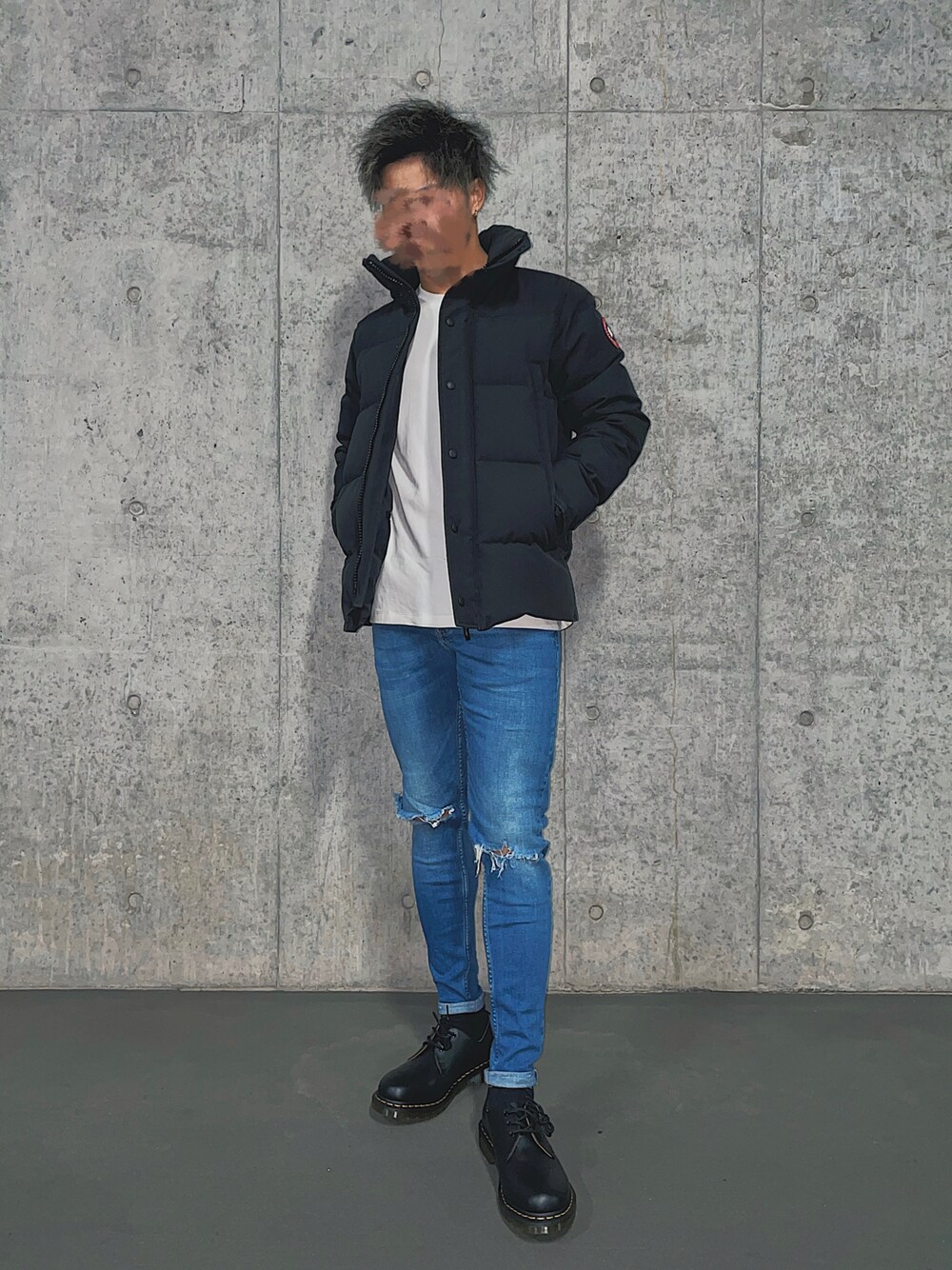 ブラック系のドレスシューズ、ブルー系のデニムパンツ、ホワイト系のTシャツ/カットソーを着用したメンズの春コーディネートの1枚目の写真