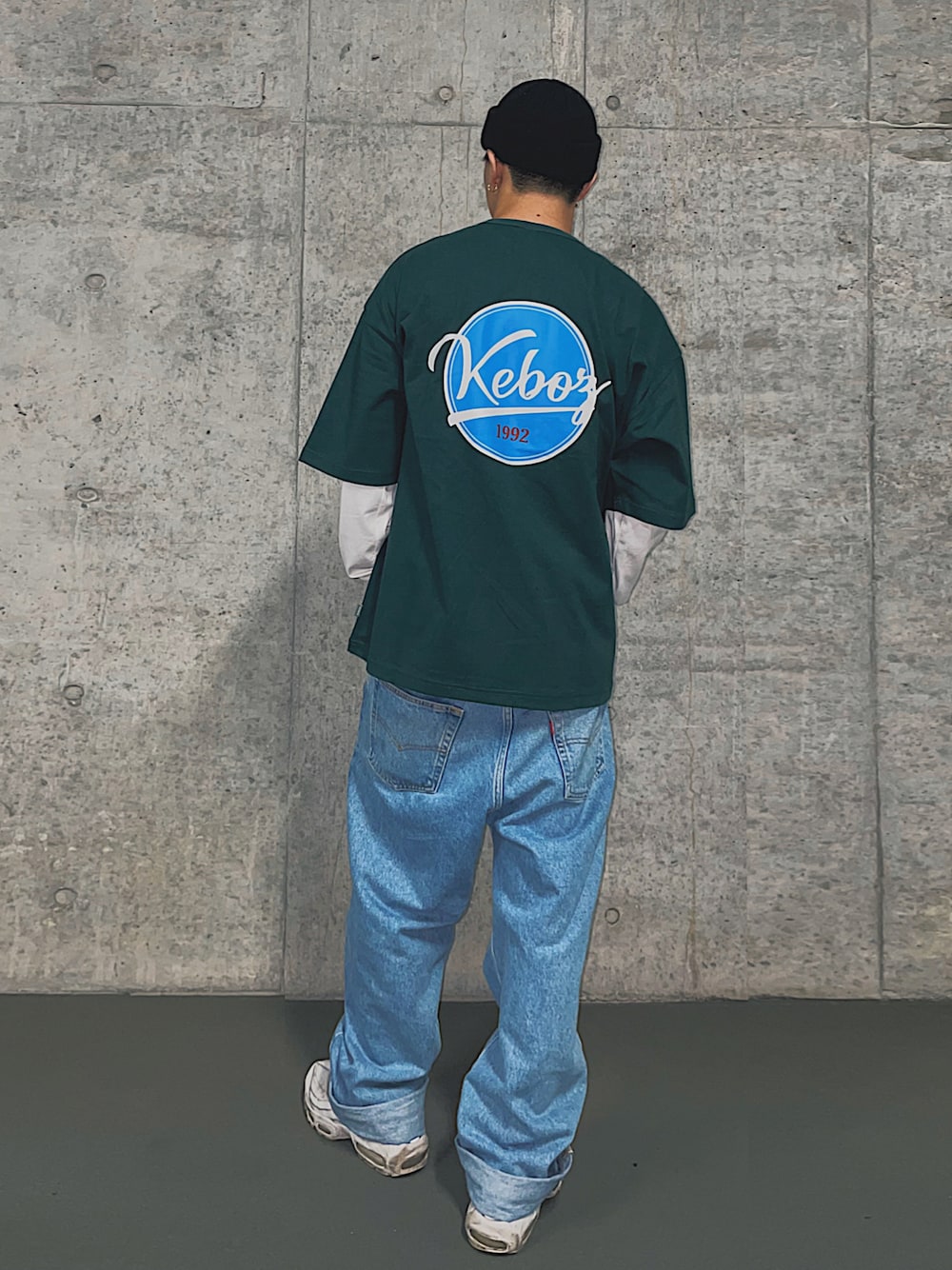 ブルー系のデニムパンツ、ホワイト系のスニーカー、ホワイト系のTシャツ/カットソーを着用したメンズの夏コーディネートの1枚目の写真