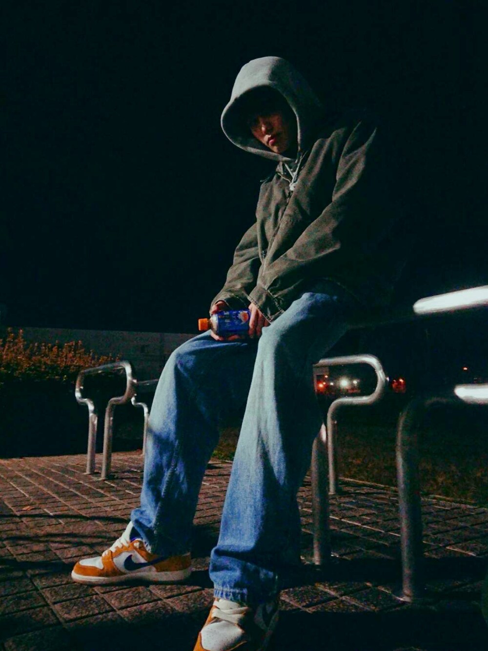 「古着、おしゃれさんと繋がりたい、カジュアルコーデ、ストリートコーデ、デニムパンツ、スケータースタイル」｜「GUのアイテム（パーカー、グレー系）」を使った、kokutoosyokupannさん（メンズ・183cm）の冬コーディネートの1枚目の写真