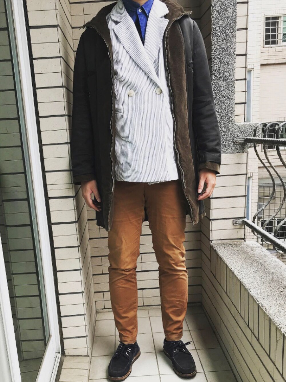 「agnes b Hommeのアイテム（モッズコート、ブラウン系）」を使った、Ivano Shiehさん（メンズ・178cm）の春コーディネートの1枚目の写真
