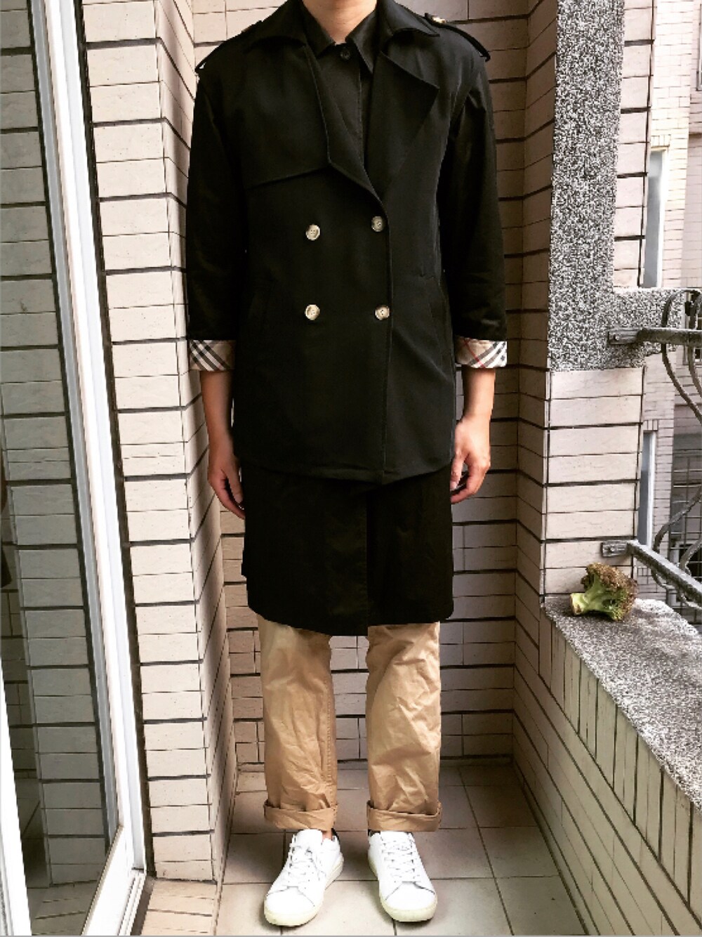 「BURBERRYのアイテム（トレンチコート、ブラック系）」を使った、Ivano Shiehさん（メンズ・178cm）の秋コーディネートの1枚目の写真