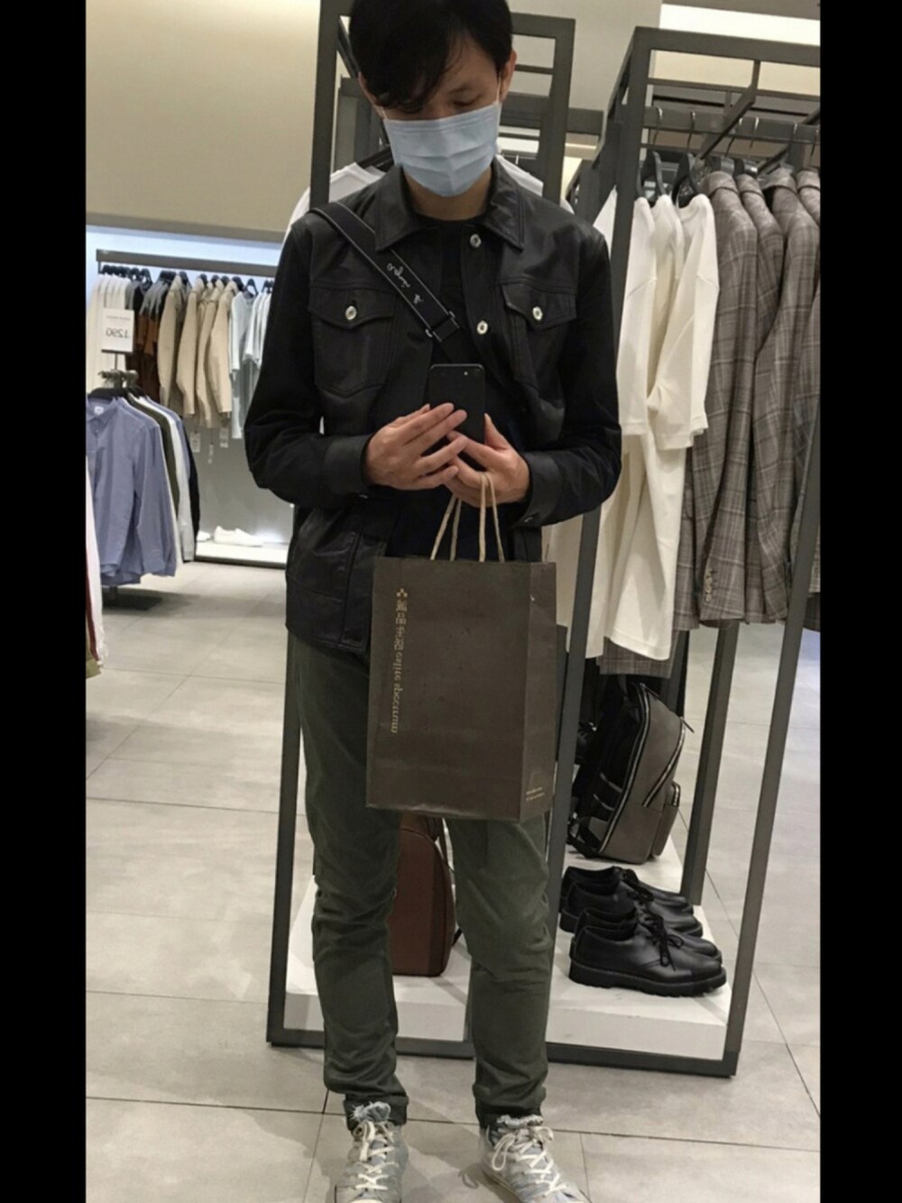 「Levi'sのアイテム（その他シューズ、グレー系）」を使った、Ivano Shiehさん（メンズ・178cm）の秋コーディネートの1枚目の写真