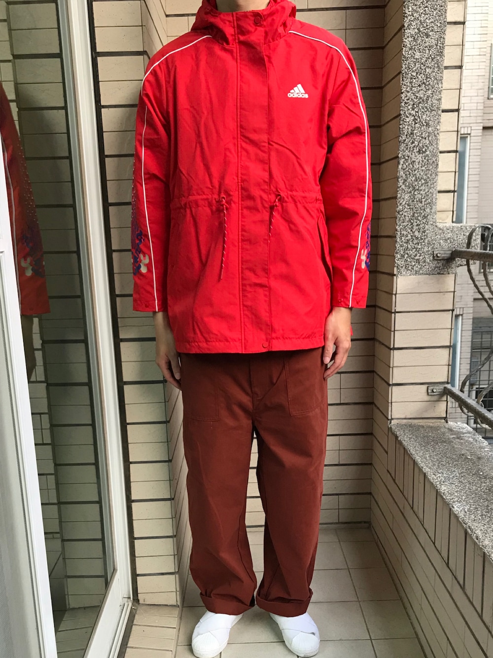 「adidasのアイテム（スタジャン、レッド系）」を使った、Ivano Shiehさん（メンズ・178cm）の春コーディネートの1枚目の写真
