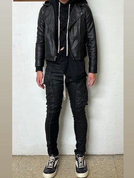 「DRKSHDW by RICK OWENS（ダークシャドウ バイ リックオウエンス）のアイテム（パンツ）」を使った、Ivano Shiehさん（メンズ・178cm）の冬コーディネート