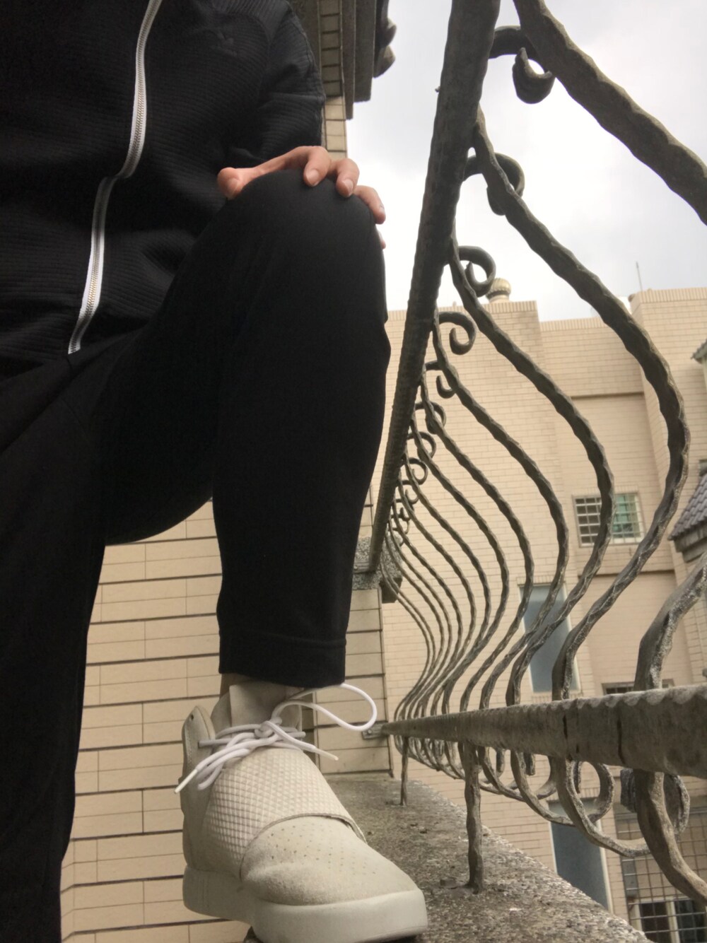 「adidasのアイテム（スウェットパンツ、ブラック系）」を使った、Ivano Shiehさん（メンズ・178cm）の秋コーディネートの1枚目の写真