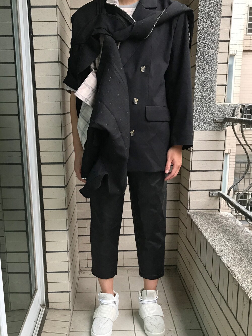 「GUのアイテム（チノパンツ、ブラック系）」を使った、Ivano Shiehさん（メンズ・178cm）の秋コーディネートの1枚目の写真
