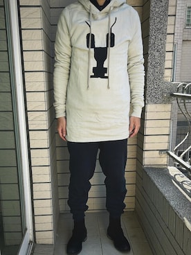 「DRKSHDW by RICK OWENS（ダークシャドウ バイ リックオウエンス）のアイテム（パーカー）」を使った、Ivano Shiehさん（メンズ・178cm）の冬コーディネート