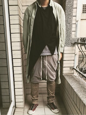 「DRKSHDW by RICK OWENS（ダークシャドウ バイ リックオウエンス）のアイテム（パンツ）」を使った、Ivano Shiehさん（メンズ・178cm）の秋コーディネート
