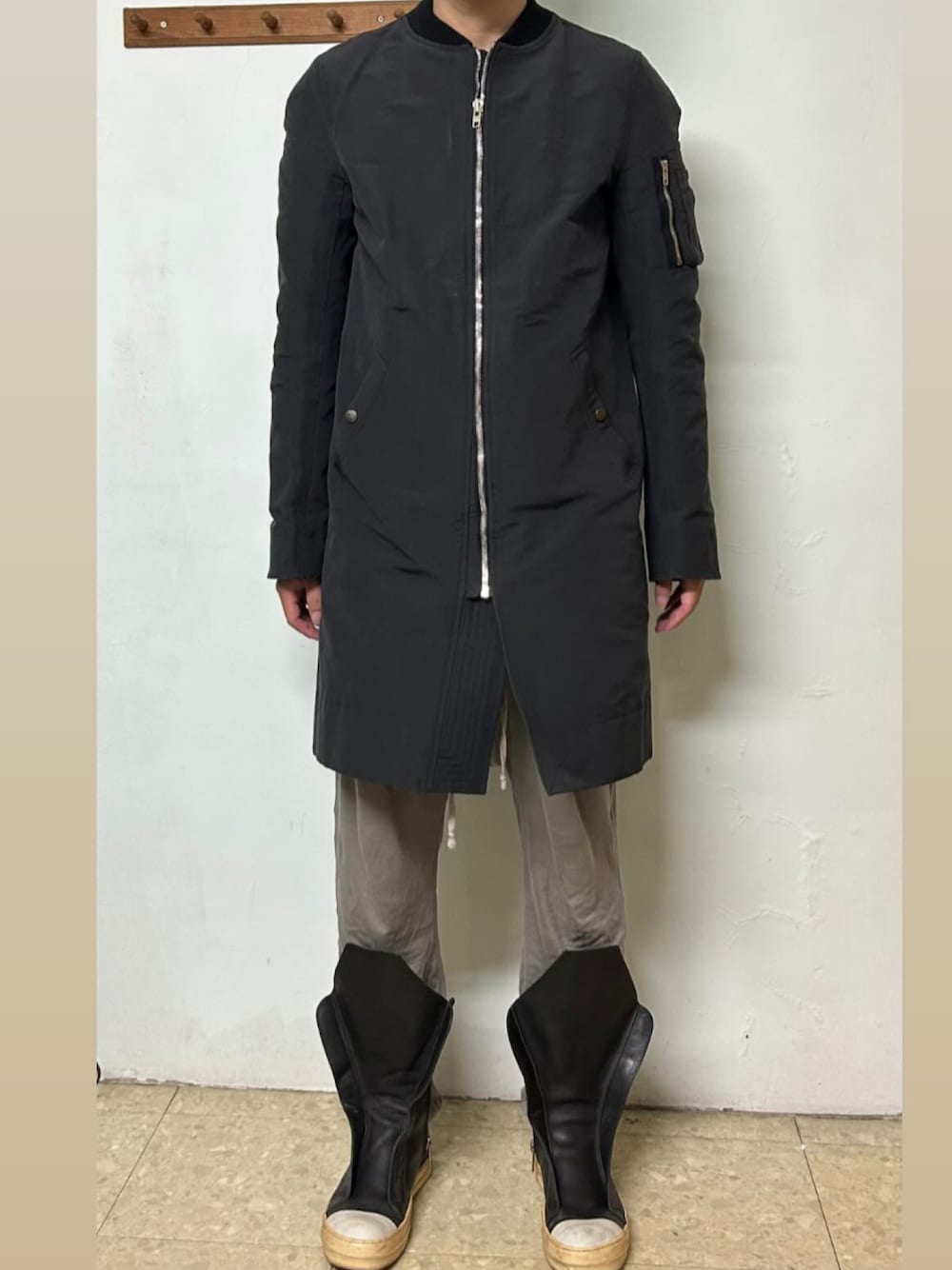 「DRKSHDW by RICK OWENSのアイテム（スニーカー、ブラック系）」を使った、Ivano Shiehさん（メンズ・178cm）の秋コーディネートの1枚目の写真