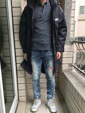 「TRANSIT（トランジット）のアイテム（パンツ）」を使った、Ivano Shiehさん（メンズ・178cm）の冬コーディネート