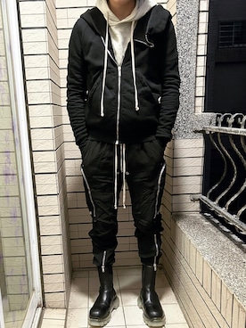 「DRKSHDW by RICK OWENS（ダークシャドウ バイ リックオウエンス）のアイテム（スタジャン）」を使った、Ivano Shiehさん（メンズ・178cm）の春コーディネート