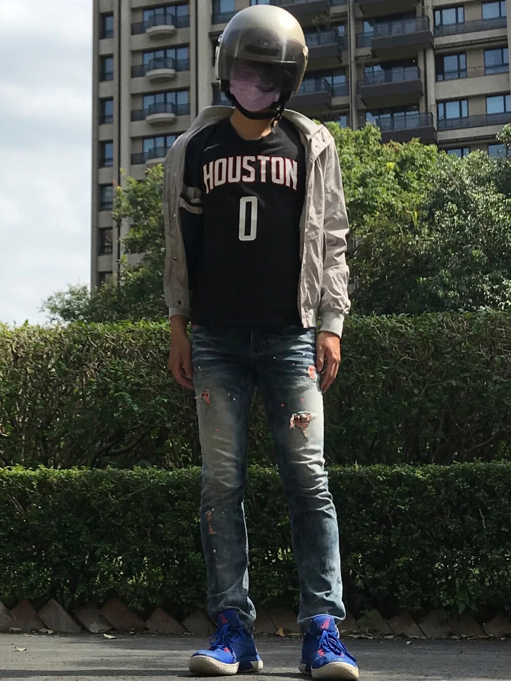 「NIKEのアイテム（スニーカー、ブルー系）」を使った、Ivano Shiehさん（メンズ・178cm）の秋コーディネートの1枚目の写真