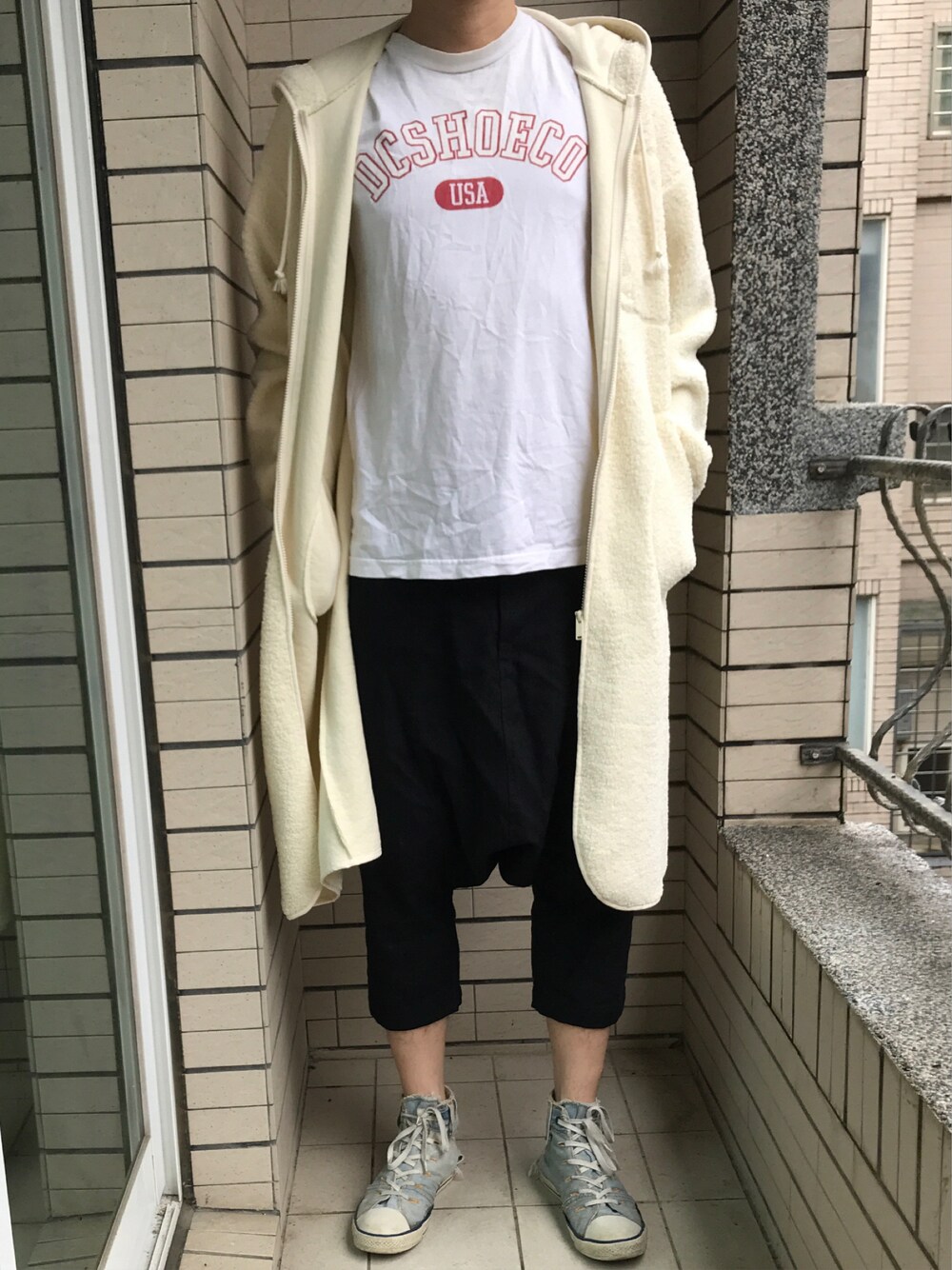 「GUxUNDERCOVERのアイテム（モッズコート、ベージュ系）」を使った、Ivano Shiehさん（メンズ・178cm）の春コーディネートの1枚目の写真