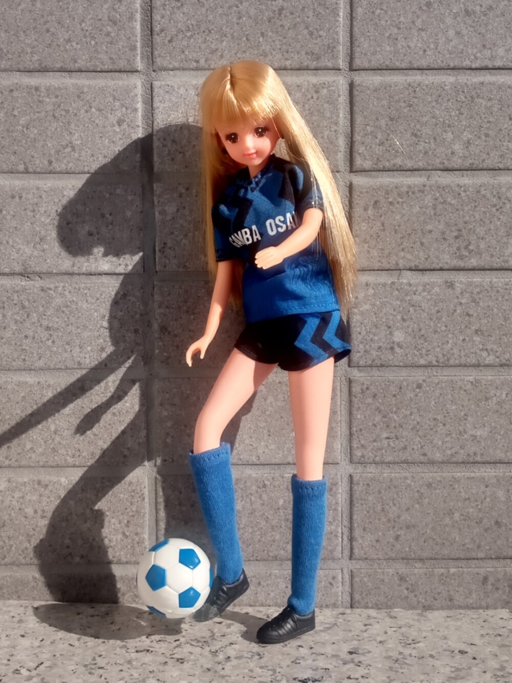 「ガンバ大阪、Jリーグ、サッカー、ユニフォーム、スポーツウェア、オーレーオレオレオレー、懐かしい、TAKARA、タカラ、JeNny、ジェニー、ドール、90年代」｜「TAKARA Jリーグジェニー ガンバ大阪のアイテム（Tシャツ/カットソー、ブルー系）」を使った、やんちゃっちゃんさん（レディース・165cm）の冬コーディネートの1枚目の写真