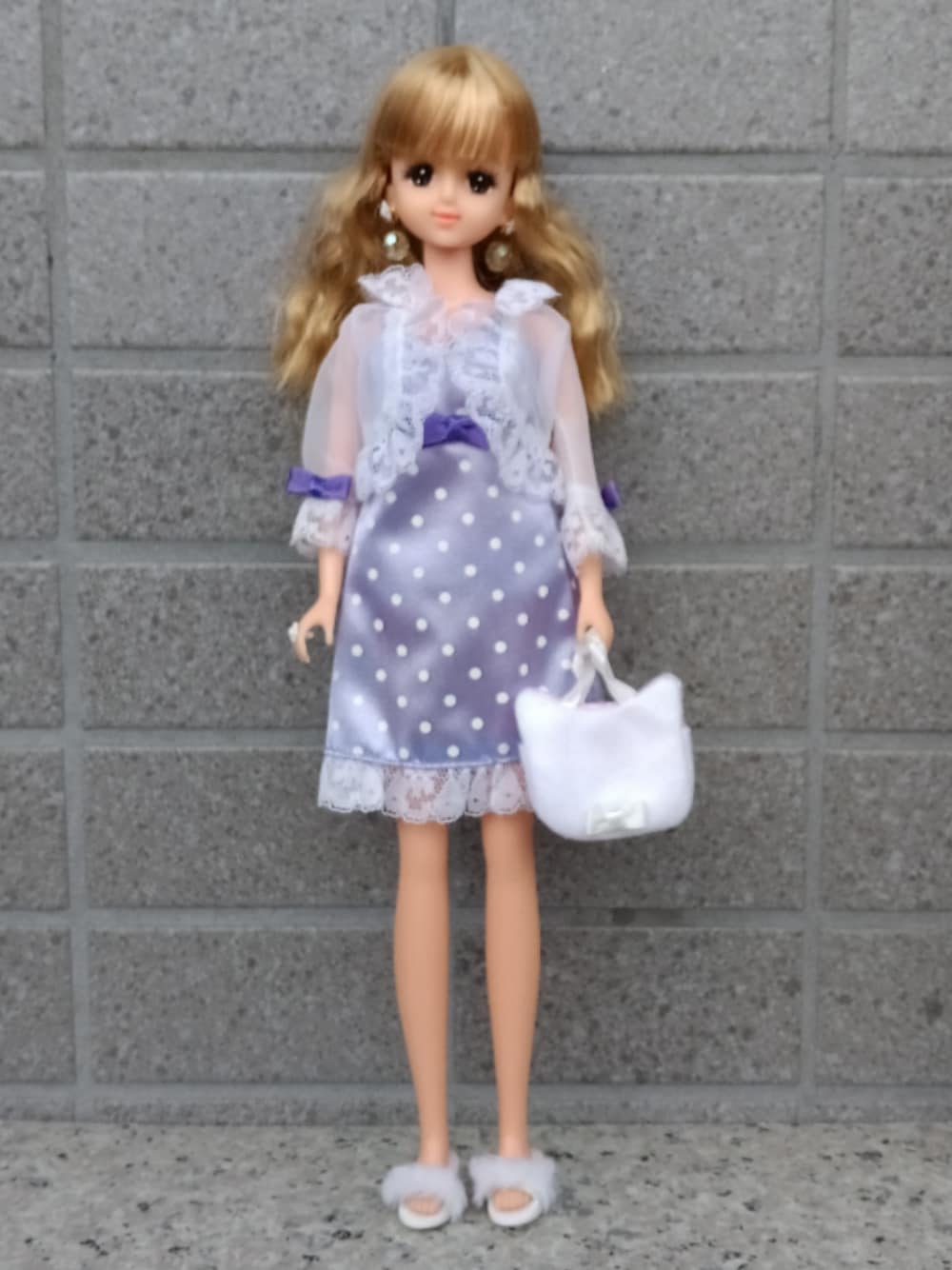 「レース、リボン、透け感、シアートップス、パープル、キャミワンピース、猫、TAKARA、タカラ、JeNny、ジェニー、お出かけコーデ」｜「AZONのアイテム（ハンドバッグ、ホワイト系）」を使った、やんちゃっちゃんさん（レディース・165cm）の春コーディネートの1枚目の写真