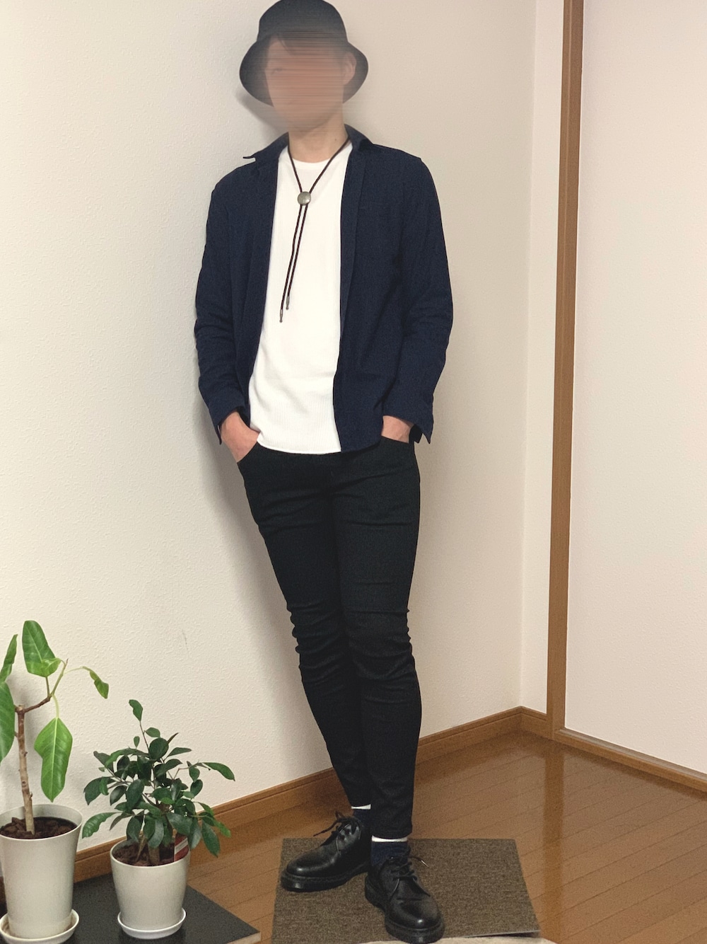 ブラック系のドレスシューズ、ブラック系のデニムパンツ、ブルー系のシャツ/ブラウスを着用したメンズの春コーディネートの1枚目の写真